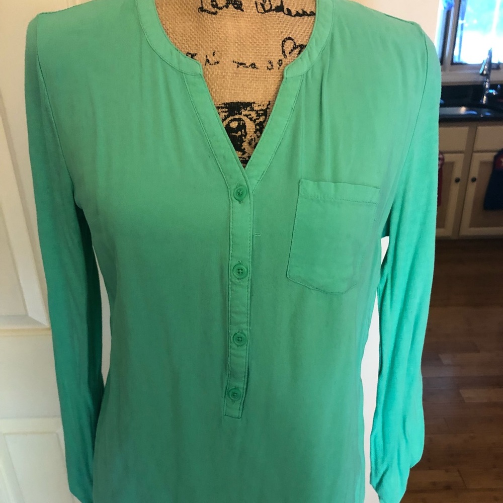 Beautiful green long sleeve shirt.